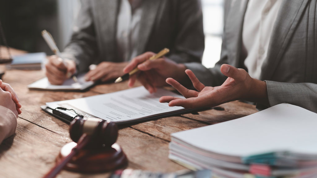 Couloir de tribunal français avec silhouette de justiciable en réflexion sur sa procédure pénale