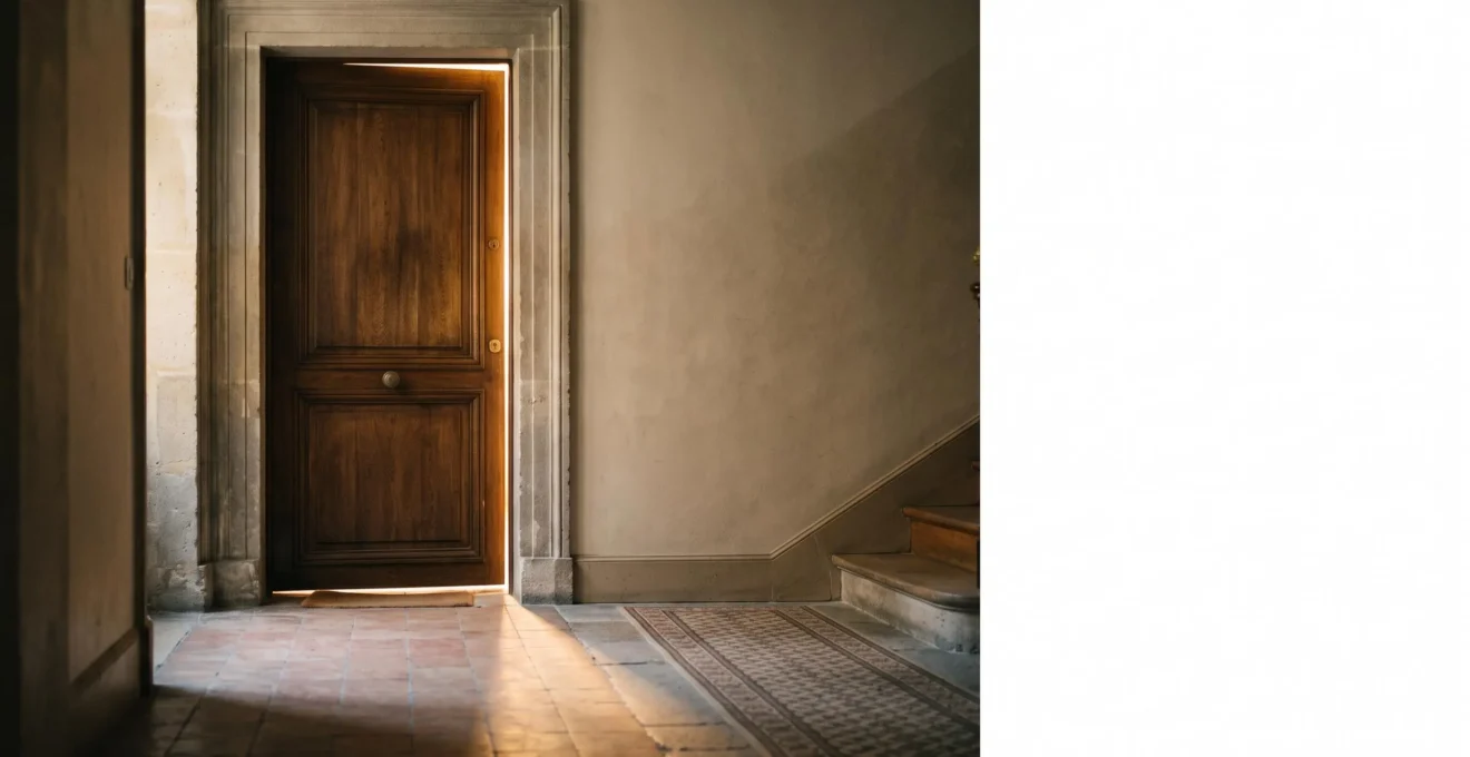 Porte d'entrée d'un domicile entrouverte laissant passer la lumière du matin, symbolisant la sécurité retrouvée après une ordonnance de protection